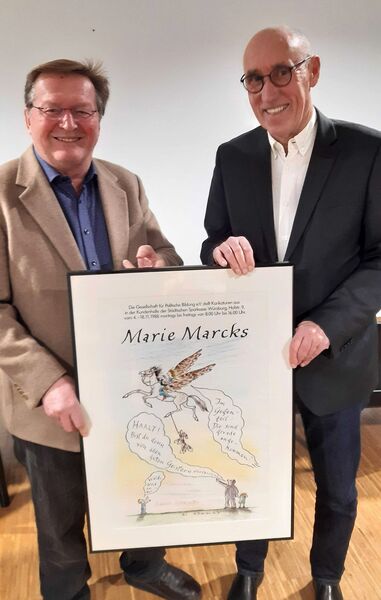 Bild:Mit einer Karikatur von Marie Marcks verabschiedet: Gerhard Hartmann (links) mit Eberhard Grötsch.