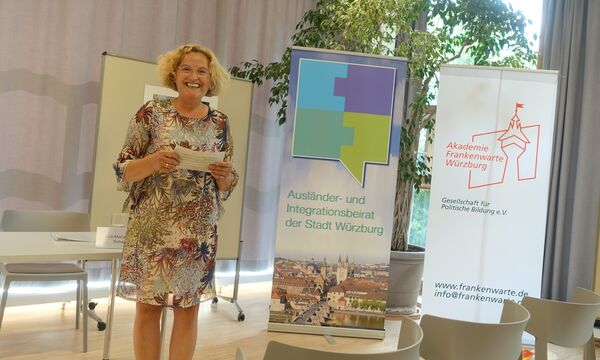 Bild:Die Leiterin der Akademie Frankenwarte Stephanie Böhm freute sich über 40 Anwesende beim 40. Länderabend von Akademie Frankenwarte und Ausländer- und Integrationsbeirat der Stadt Würzburg.